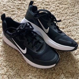 Women’s Nike shoes size 7.5